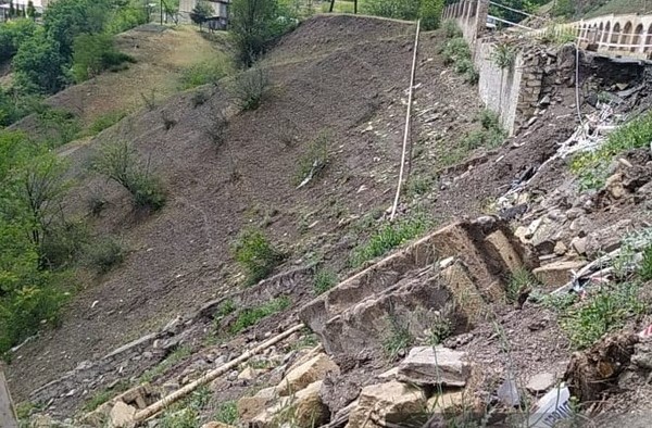 yardimlida-torpaq-surusmesi-olub-yolda-hereket-mehdudlasib